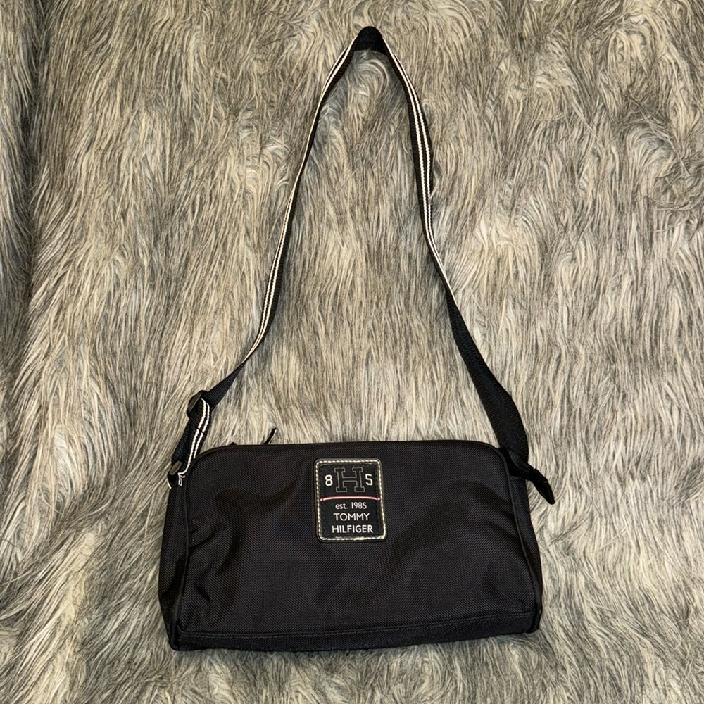 Tommy Hilfiger est. 1985 8 “H” 5 Black Vintage Shoulder Purse
